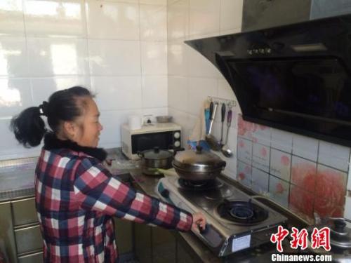 圖為居民用燃?xì)庠钭鲲??！±钔ヒ?攝